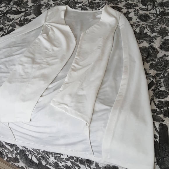 Ivory cape - Picture 2 of 7